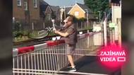 Naštvaný cyklista přelezl závory. Vlak mu projel těsně před nosem