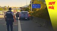 Agresivní motorkář se šel po srážce hned rvát. Z omylu ho vyvedl policista za zády